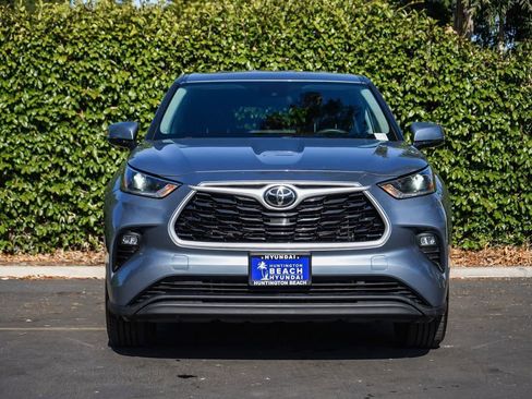 Used 2021 Toyota Highlander LE AWD/4WD image 2