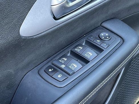 Used 2025 Chrysler Pacifica Limited FWD image 26