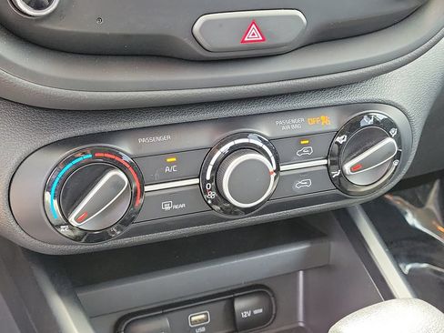Used 2025 Kia Soul LX w/ LX Technology Package FWD image 23