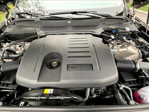 New 2025 Land Rover Discovery Dynamic SE image 16