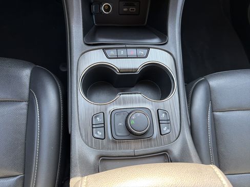 Used 2023 GMC Acadia SLT image 30