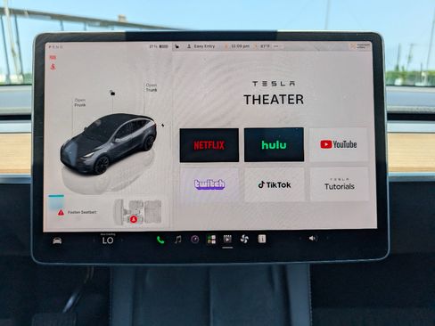 Used 2022 Tesla Model Y Long Range AWD/4WD image 25
