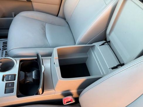 Used 2011 Toyota Highlander SE image 19