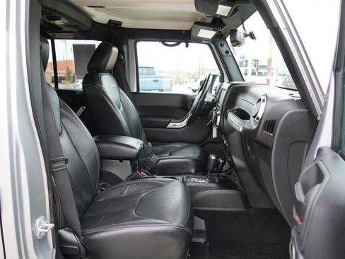 Used 2015 Jeep Wrangler Unlimited Sahara w/ Connectivity Group image 23