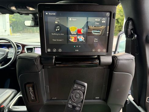 Used 2019 Chrysler Pacifica Touring-L FWD image 4