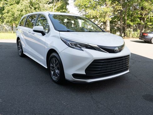Used 2023 Toyota Sienna LE FWD image 5