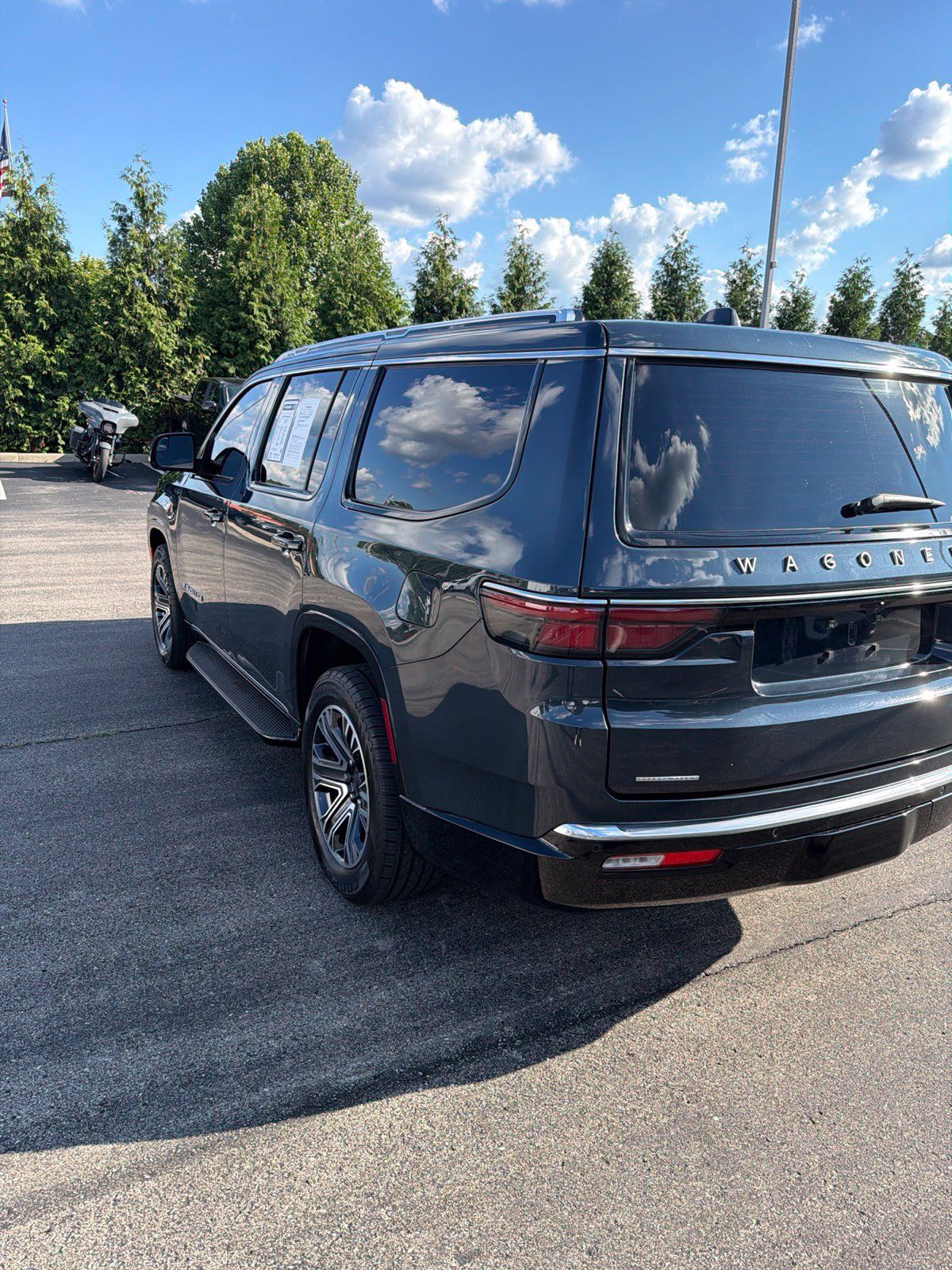 Used 2023 Jeep Wagoneer 4WD w/ Premium Group I image 3
