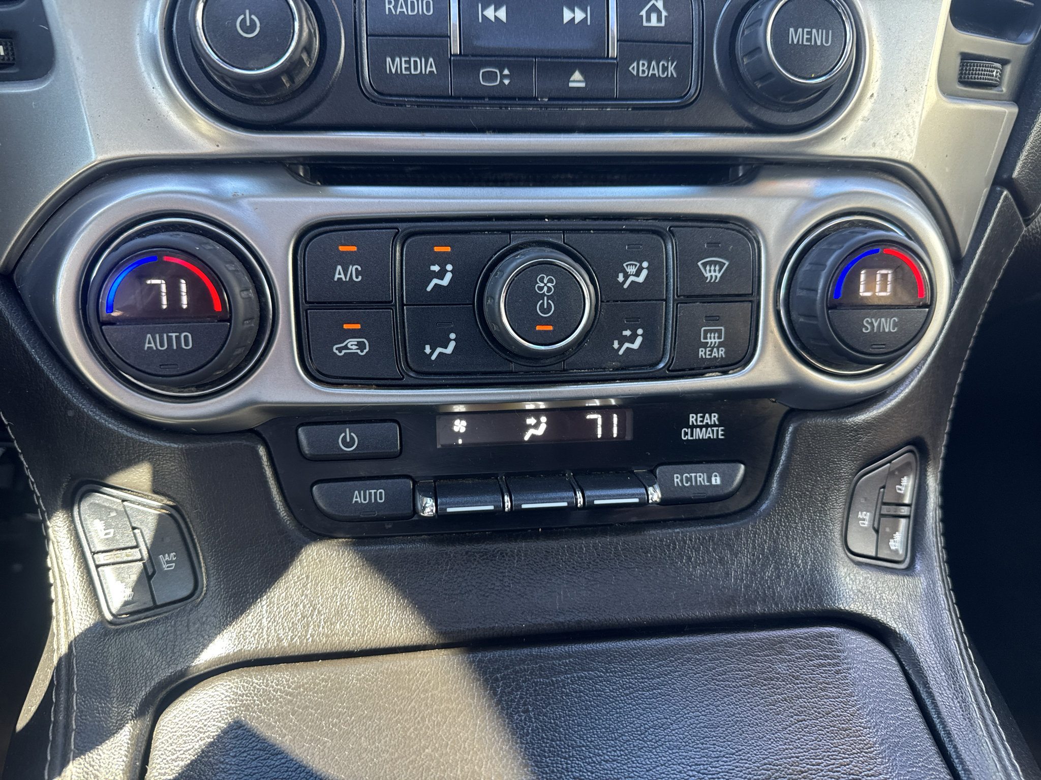 Used 2015 Chevrolet Suburban LTZ RWD image 13