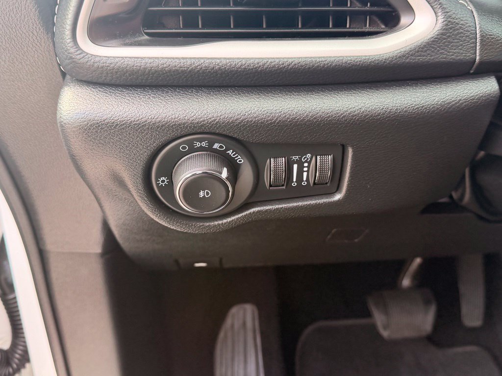 Used 2024 Chrysler Pacifica Touring FWD image 23