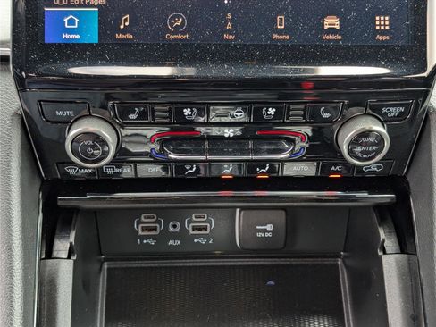 Used 2023 Jeep Grand Cherokee Overland w/ Advanced Protech Group III image 28