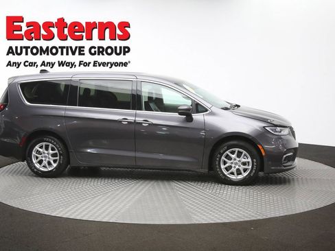 Used 2023 Chrysler Pacifica Touring-L FWD image 47