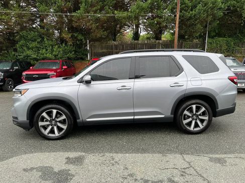 Used 2025 Honda Pilot Touring image 7