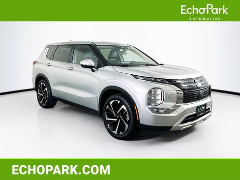 Used 2024 Mitsubishi Outlander SE image 1