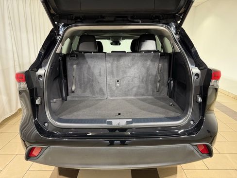 Used 2022 Toyota Highlander XLE AWD/4WD image 11