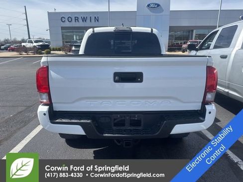 Used 2017 Toyota Tacoma TRD Sport image 7