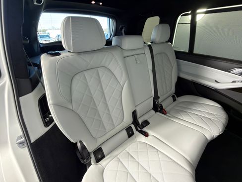 Used 2023 BMW X7 xDrive40i w/ Premium Package image 32