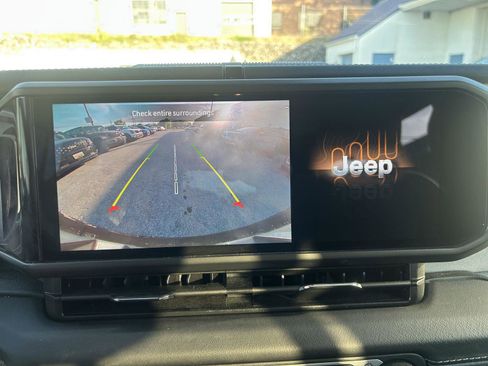 Used 2025 Jeep Wrangler Unlimited Sahara AWD/4WD image 15