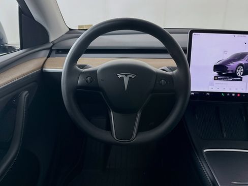 Used 2023 Tesla Model Y Long Range image 17