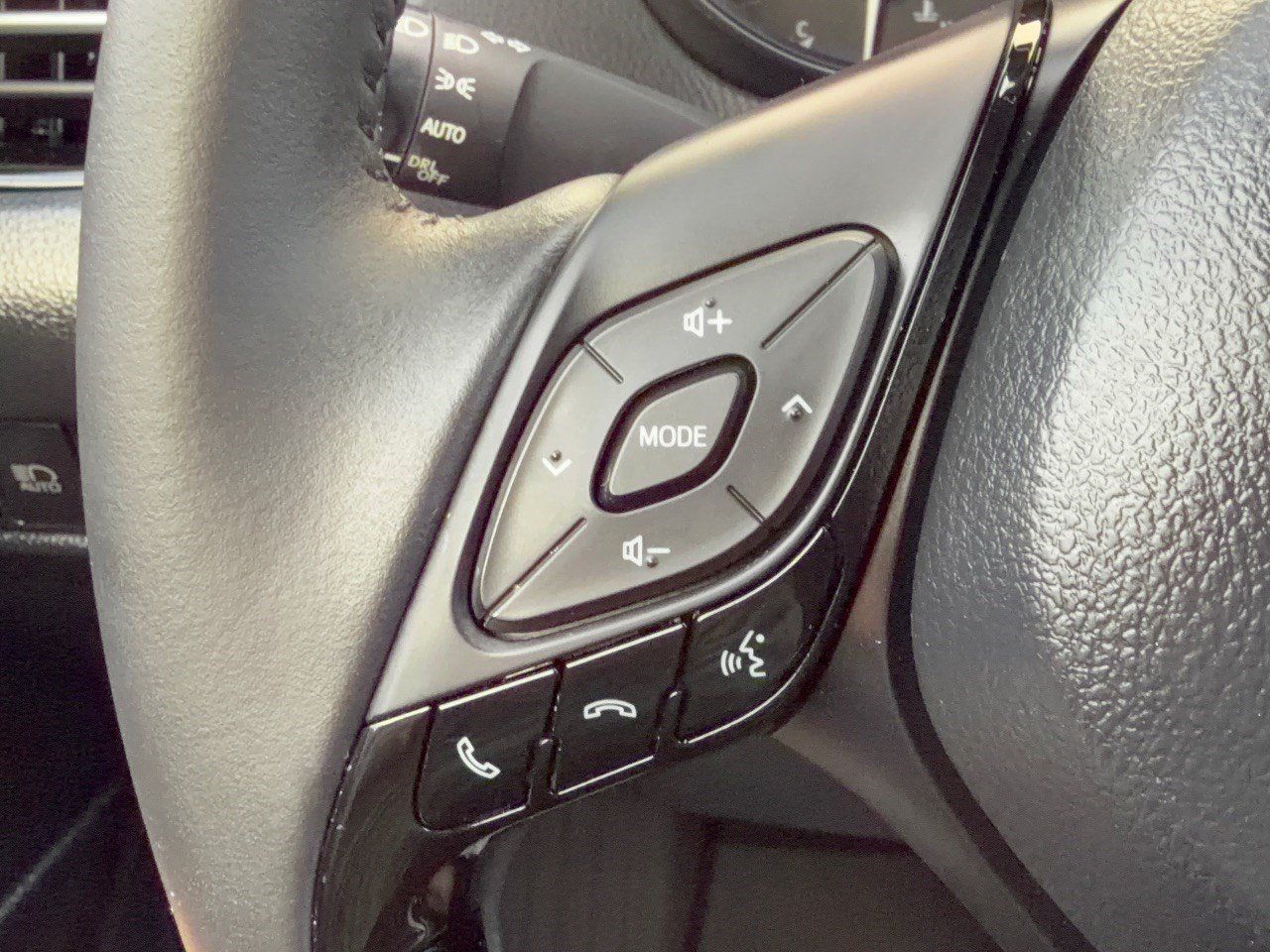 Used 2022 Toyota C-HR XLE FWD image 18
