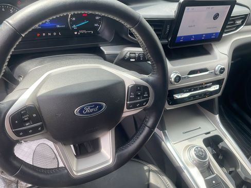 Used 2023 Ford Explorer XLT w/ Equipment Group 202A AWD/4WD image 18