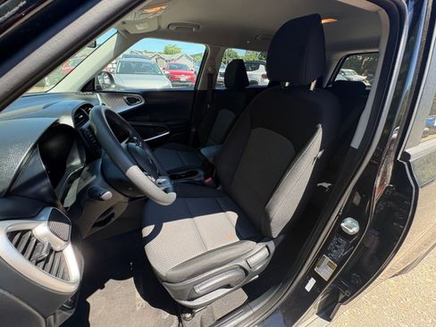 Used 2025 Kia Soul LX w/ LX Technology Package FWD image 34