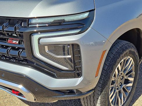 Used 2025 Chevrolet Suburban Z71 AWD/4WD image 10