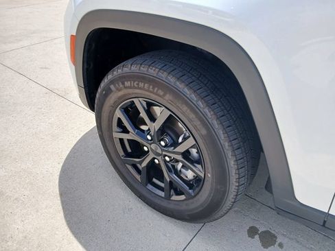 Used 2025 Jeep Grand Cherokee L Altitude AWD/4WD image 10