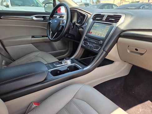 Used 2017 Ford Fusion SE w/ Fusion SE Technology Package image 16