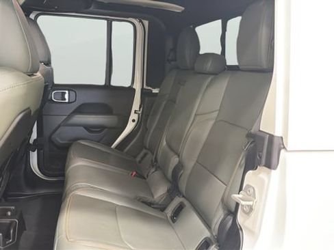 Used 2024 Jeep Gladiator Mojave AWD/4WD image 13
