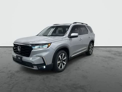 Used 2025 Honda Pilot Touring image 7
