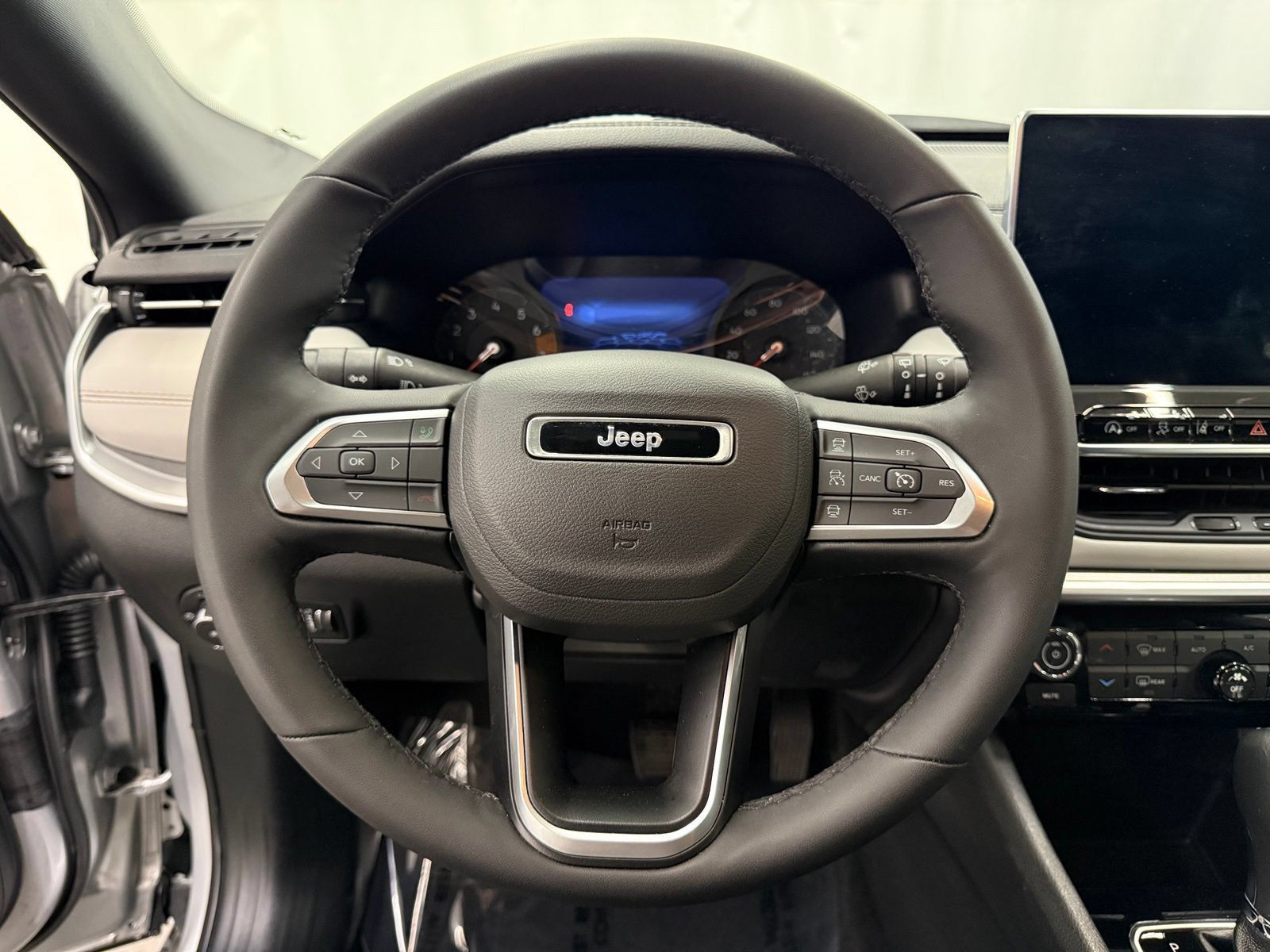 Used 2025 Jeep Compass Limited AWD/4WD image 12
