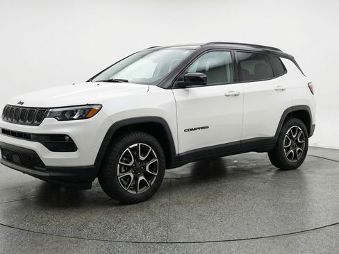 Used 2025 Jeep Compass Trailhawk AWD/4WD image 3