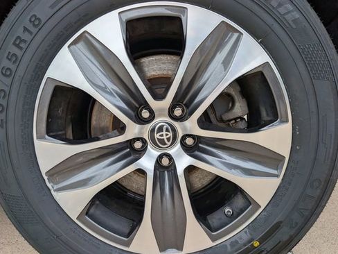 Used 2023 Toyota Highlander XLE AWD/4WD image 7