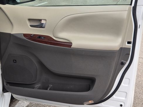 Used 2013 Toyota Sienna XLE w/ Premium Pkg image 26