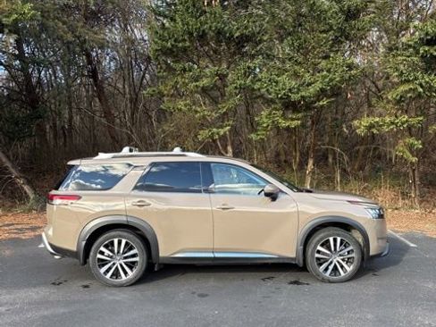 Used 2024 Nissan Pathfinder Platinum image 5