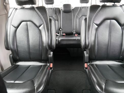 Certified 2024 Chrysler Pacifica Touring-L image 13