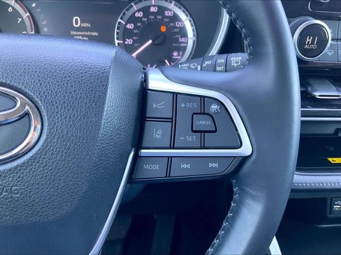Used 2023 Toyota Highlander XLE image 25