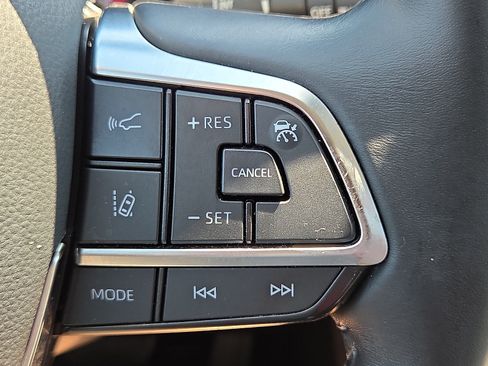 Used 2021 Toyota Highlander LE FWD image 22