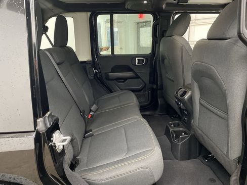 Used 2025 Jeep Wrangler Sahara image 17