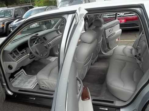 Used 1997 Lincoln Town Car Signature image 5