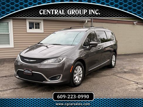 Used 2017 Chrysler Pacifica Touring-L FWD image 1