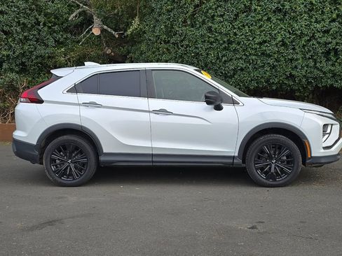 Used 2022 Mitsubishi Eclipse Cross LE image 2