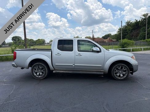 Used 2019 Nissan Frontier SL RWD image 4