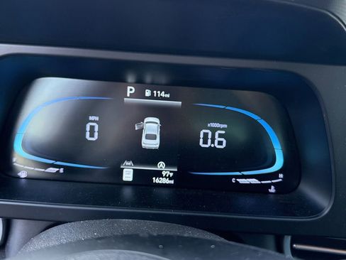 Certified 2025 Hyundai Elantra SE FWD image 2