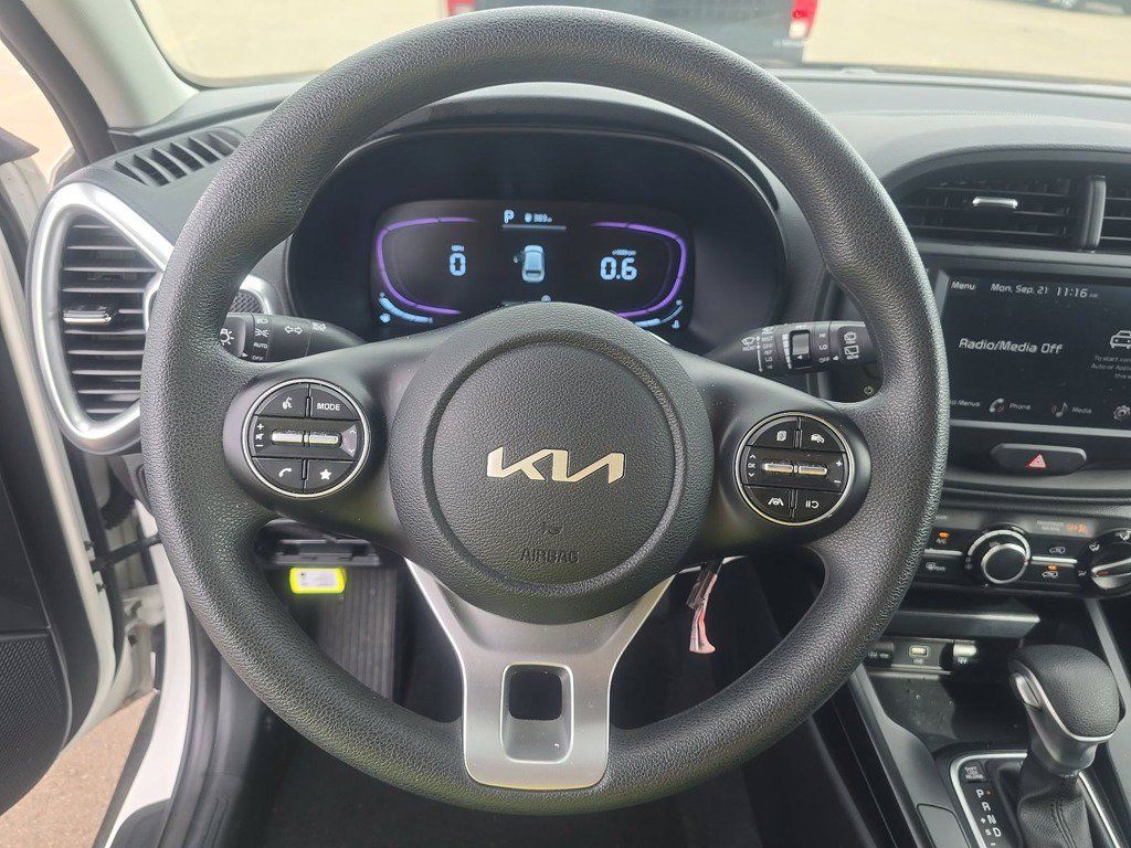 Used 2025 Kia Soul LX w/ LX Technology Package FWD image 8