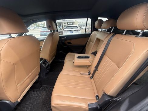 Used 2022 Volkswagen Tiguan SE w/ Panoramic Sunroof Package image 11