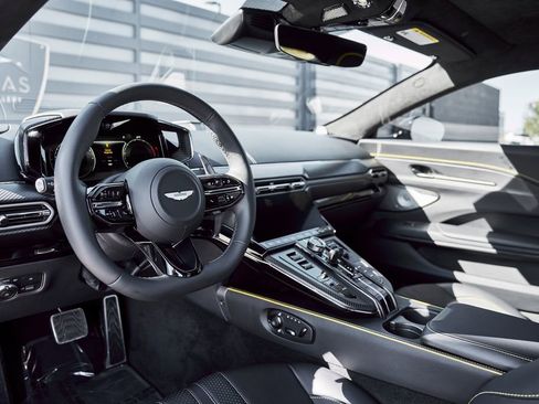 Used 2025 Aston Martin V8 Vantage Coupe image 2