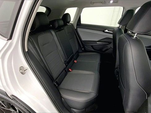 Certified 2022 Volkswagen Taos SE w/ Panoramic Sunroof Package image 23