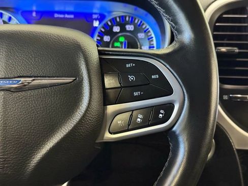 Used 2022 Chrysler 300 Touring L w/ Safetytec Plus Group image 17