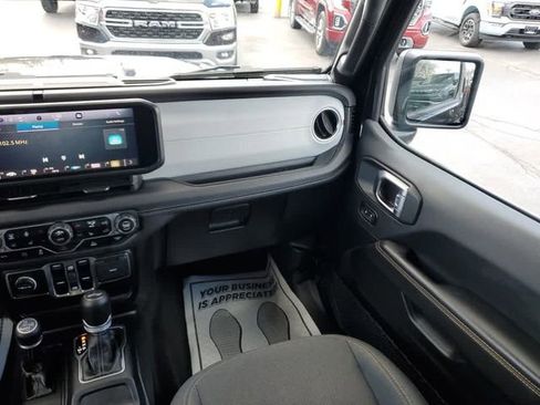 Used 2025 Jeep Wrangler Unlimited Sahara AWD/4WD image 15